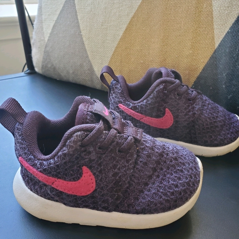 SOLD Baby Nike (no laces)